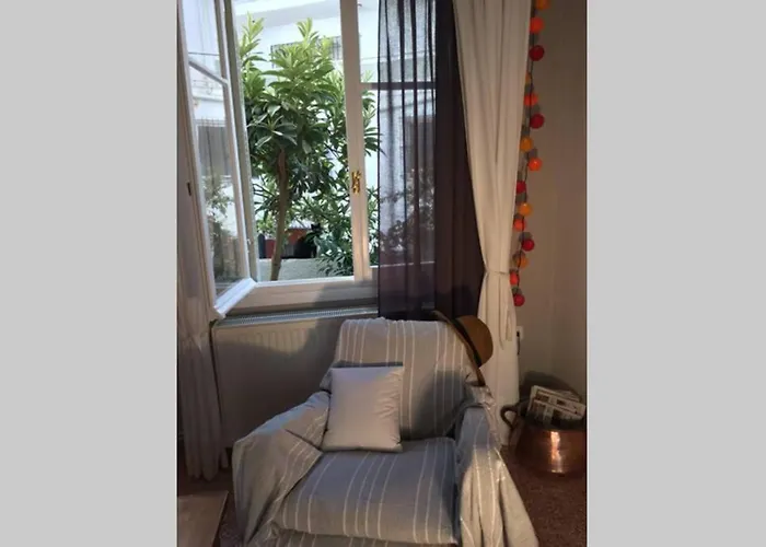 Colorful 110 M2 House In Chania Center! Hriszí Aktí Haniá