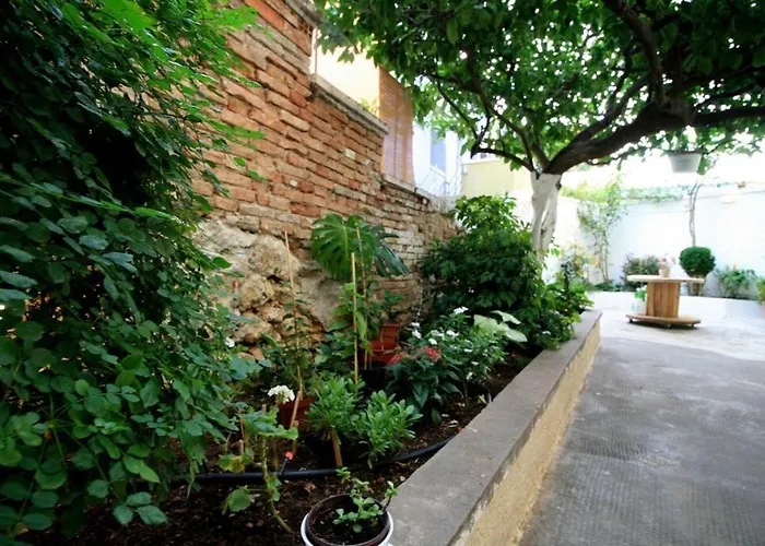 Colorful 110 M2 House In Chania Center! Hriszí Aktí Haniá