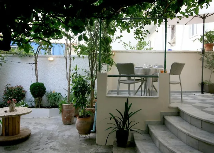 Colorful 110 M2 House In Chania Center! Hriszí Aktí Haniá